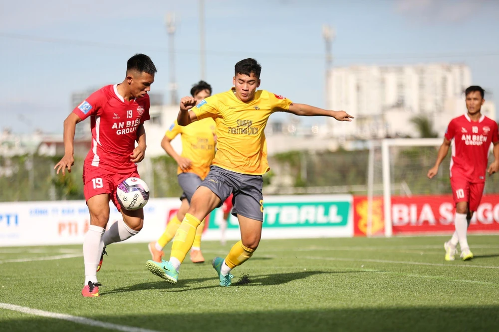 Giải bóng đá vô địch sân 7 người mới chỉ tổ chức lần thứ 4 ở miền Nam nhưng đã thu hút rất nhiều CLB tham gia như bóng đá chuyên nghiệp.