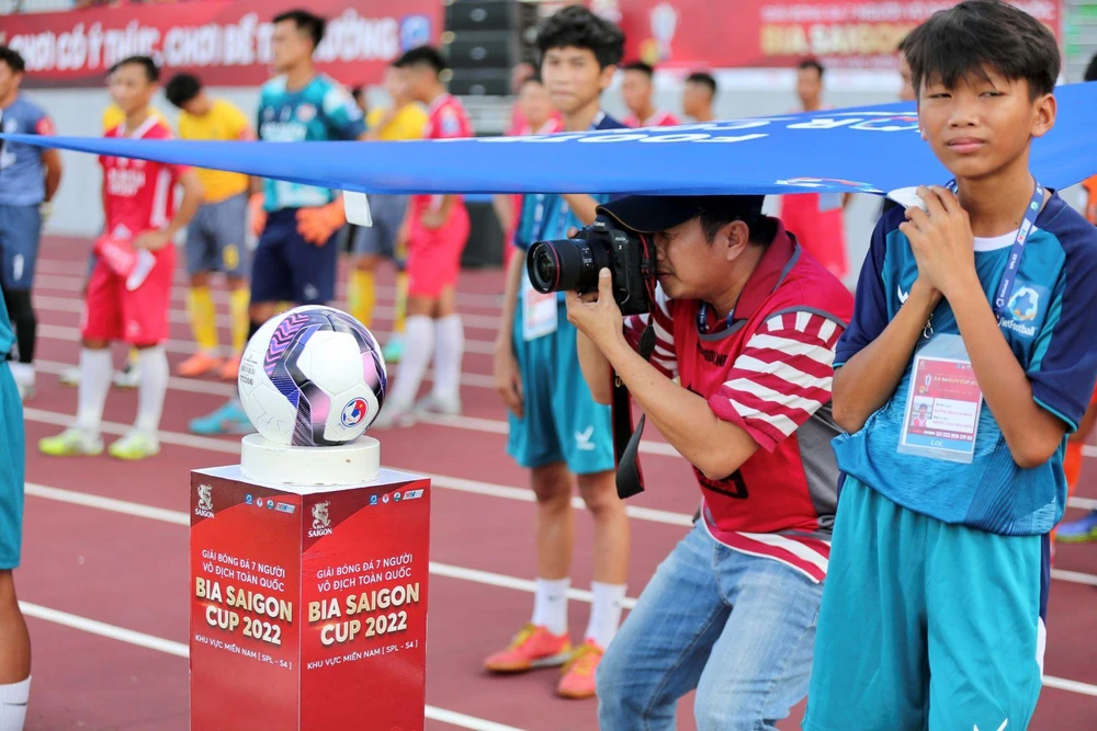 Phóng viên ảnh Dũng Phương chăm chú sáng tác những tấm ảnh độc đáo.