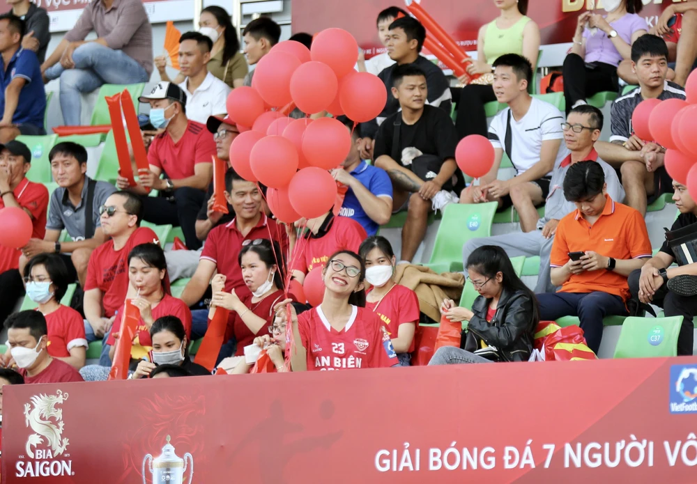 Nét trẻ trung đáng yêu của cổ động viên rực rỡ sắc màu trong ngày khai mạc.