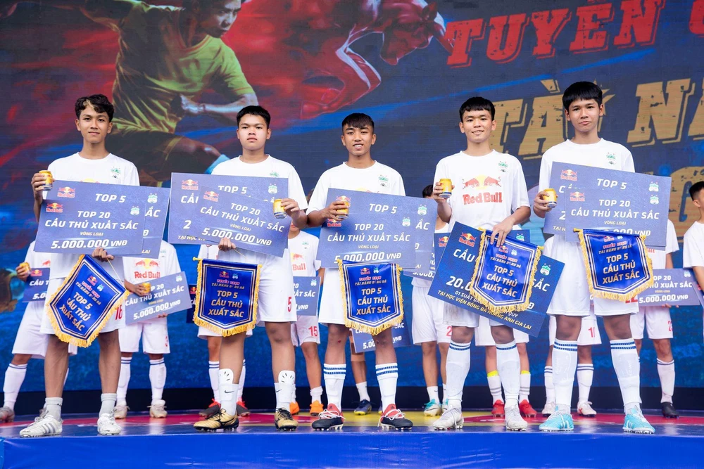 Năm gương mặt hay nhất sẽ học bóng đá chính quy ở "lò" HA Gia Lai trong bốn tháng. Ảnh: AN.