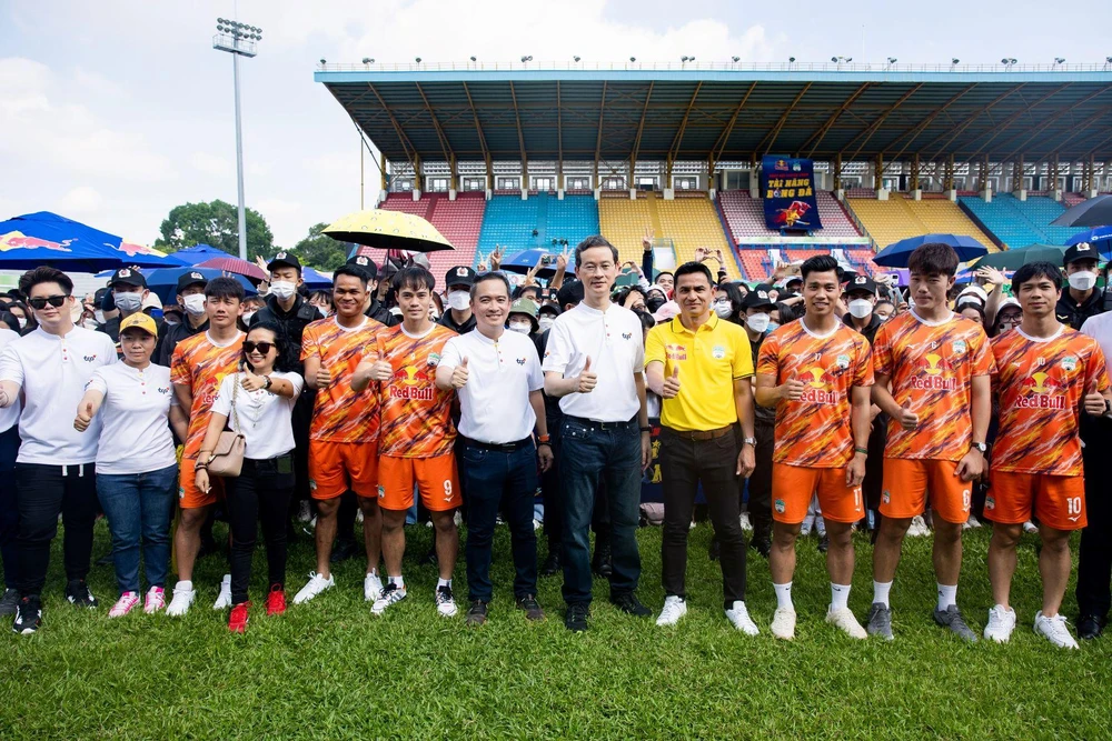 HLV Kiatisak và các học trò trong ngày hội tuyển sinh tài năng trẻ. Ảnh: AN.