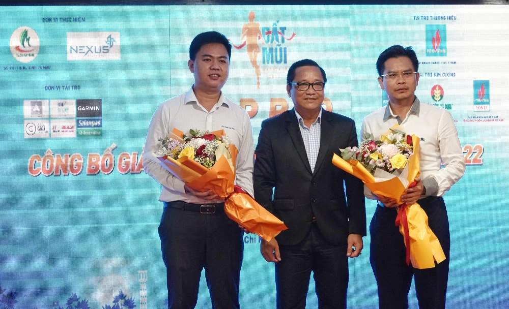 Phó Giám đốc Sở VH-TT&amp;DL tỉnh Cà Mau - ông Tạ Hoàng Hiện cảm ơn các nhà tài trợ kim cương và mong mỏi sự kiện Marathon lần đầu tiên của tỉnh nhà thành công tốt đẹp. Ảnh: ANH PHƯƠNG.