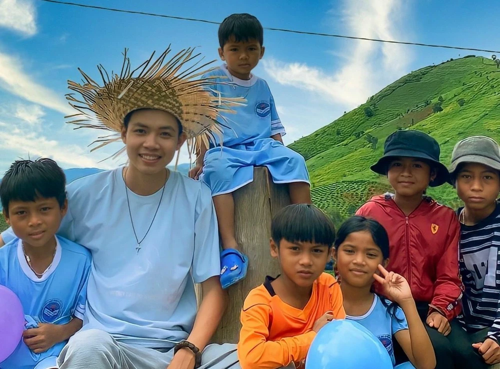 Chàng diễn viên trẻ hồn nhiên với các em nhỏ vùng cao trong một chuyến thiện nguyện.