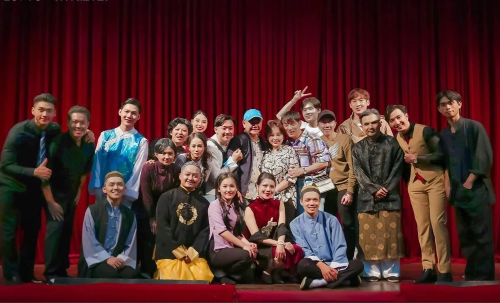 Duyên dáng với các bạn diễn của lớp Kịch nâng cao I trong vở tốt nghiệp Lôi Vũ gây tiếng vang lớn.