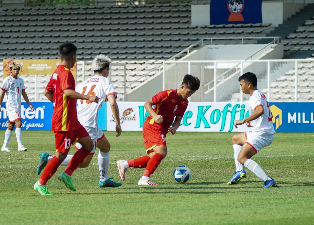 Tiền đạo Quốc Việt (9), tuyển thủ U-19 Việt Nam đang thi đấu giải Đông Nam Á xuất thân từ Học viện Nutifood JMG.