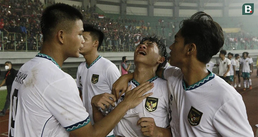 Cầu thủ trẻ Indonesia khóc ngất trong vòng tay đồng đội. Ảnh: Bola.