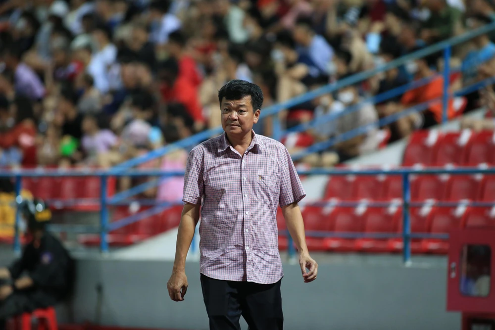 ... ngay trước mắt Chủ tịch CLB Hải Phòng. Ảnh: ANH THỎA.