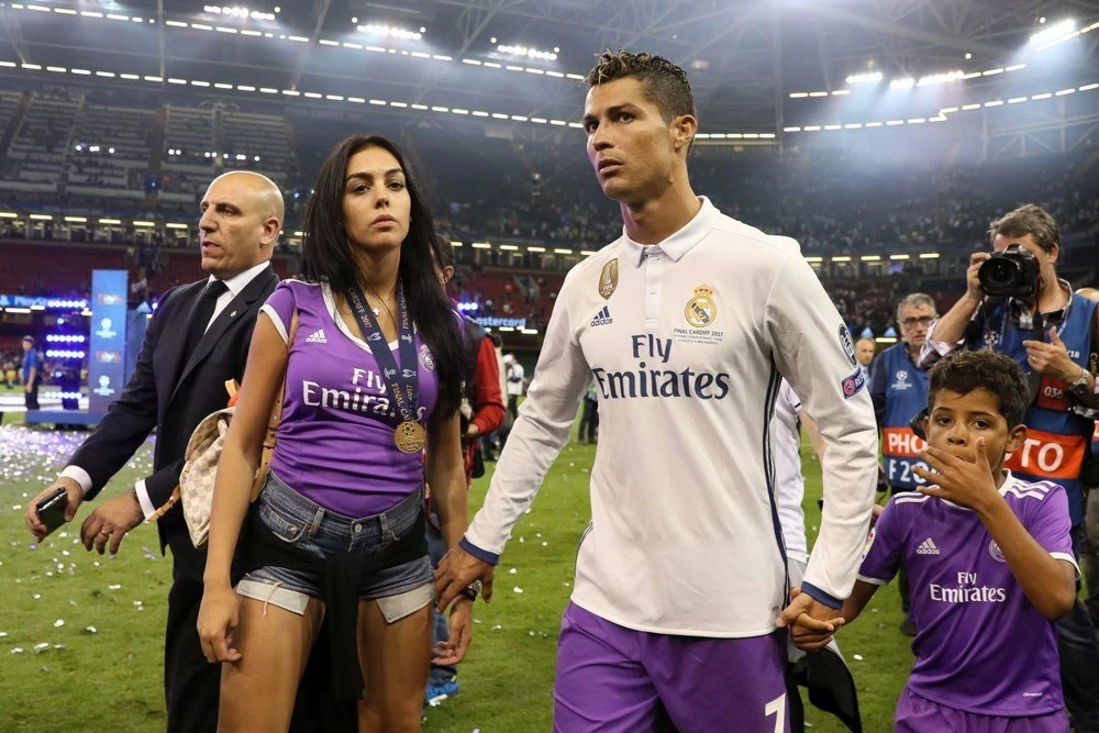 Georgina hối thúc Ronaldo trở lại Tây Ban Nha để tiện chăm sóc con cái. Ảnh: CGI.