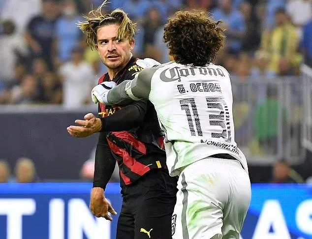 Grealish không ngại va chạm với các cầu thủ đội bạn. Ảnh: CGI.