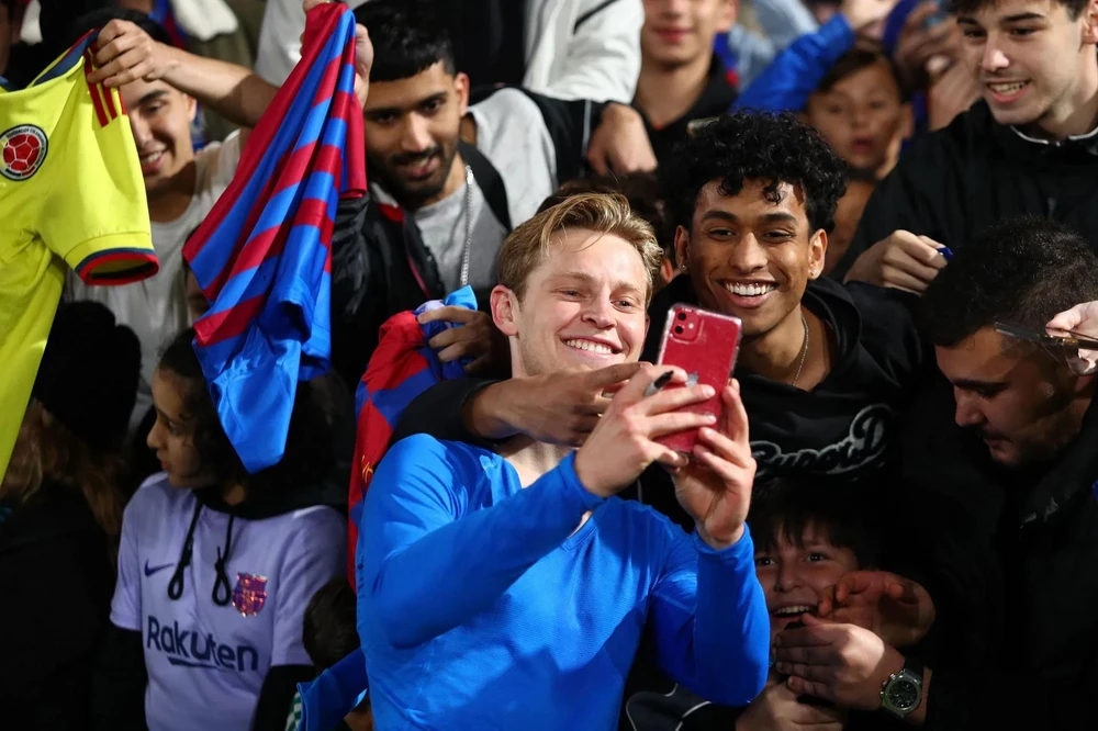 De Jong không muốn qua MU trong khi Barca muốn bán để thu hồi vốn lẫn trả nợ tiền lương cho tiền vệ người Hà Lan. Ảnh: CGI.