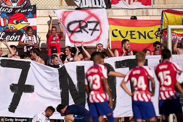 Cổ động viên Atletico phản đối Ronaldo đầu quân cho đội bóng của họ. Ảnh: CGI.