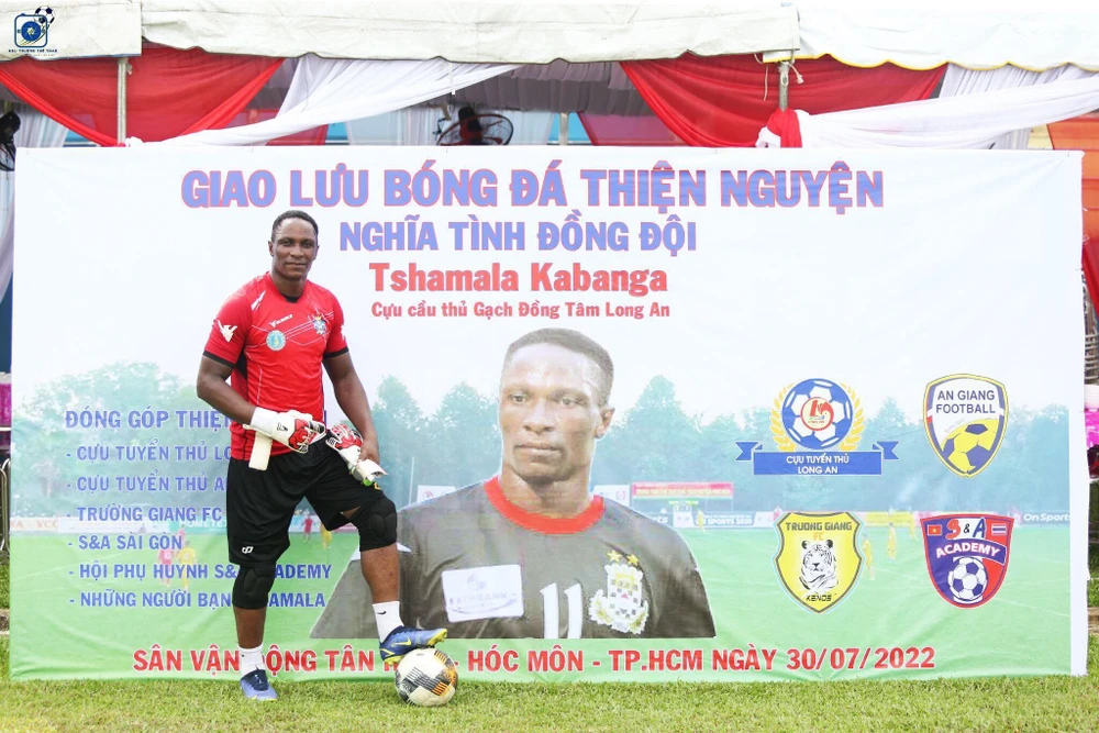 Cựu tiền đạo khét tiếng một thời của ĐT Long An hạnh phúc với nghĩa tình đồng đội.