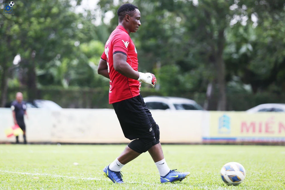 ... với lời cầu chúc và mong ước sau khi phẫu thuật, cựu tiền đạo người Congo sẽ trở lại những bước chạy dũng mãnh trên sân cỏ.