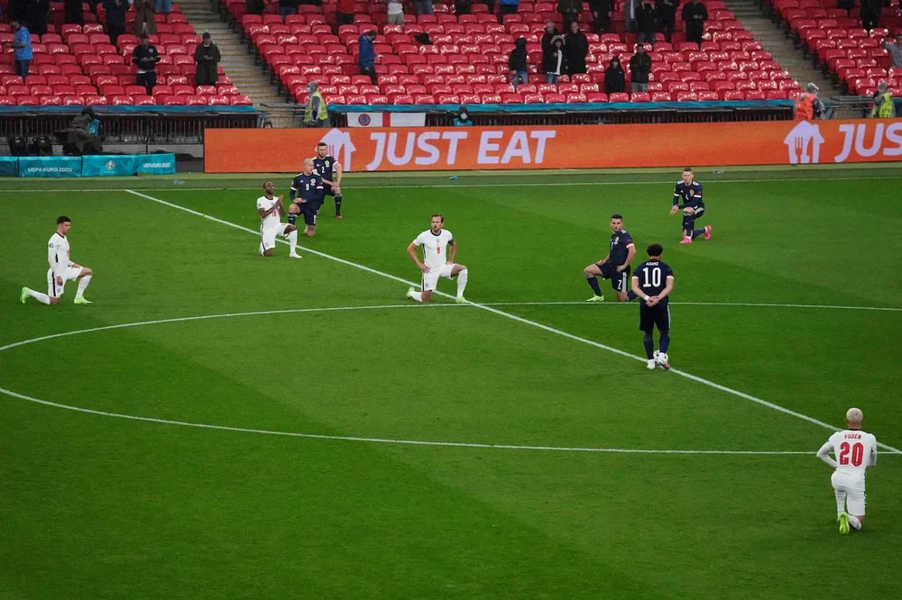 Không phải cầu thủ nào cũng thích bày tỏ hành động chống phân biệt chủng tộc bằng cách quỳ gối trước mỗi trận đấu. Ảnh: CGI.