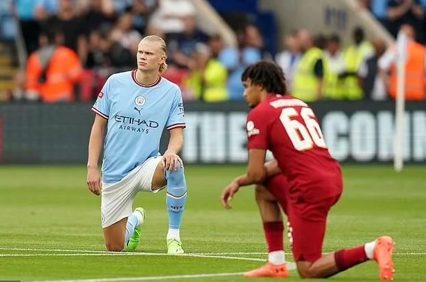 Haaland của Man City cùng các đồng nghiệp Liverpool quỳ gối trước trận Siêu cúp nước Anh. Ảnh: CGI,