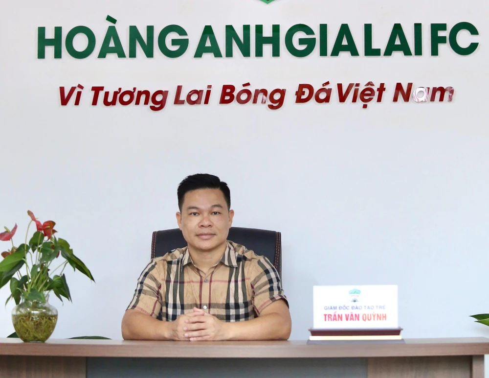 Giám đốc đào tạo trẻ Trần Văn Quỳnh của Học viện HA Gia Lai. Ảnh: LAN LAN.