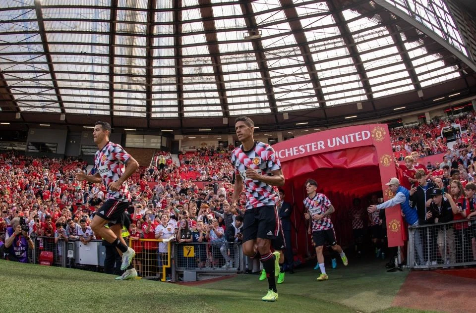 Ronaldo và đồng đội chào sân Old Trafford trong tiếng vỗ tay vang dội của các cổ động viên Man United. Ảnh: CGI.
