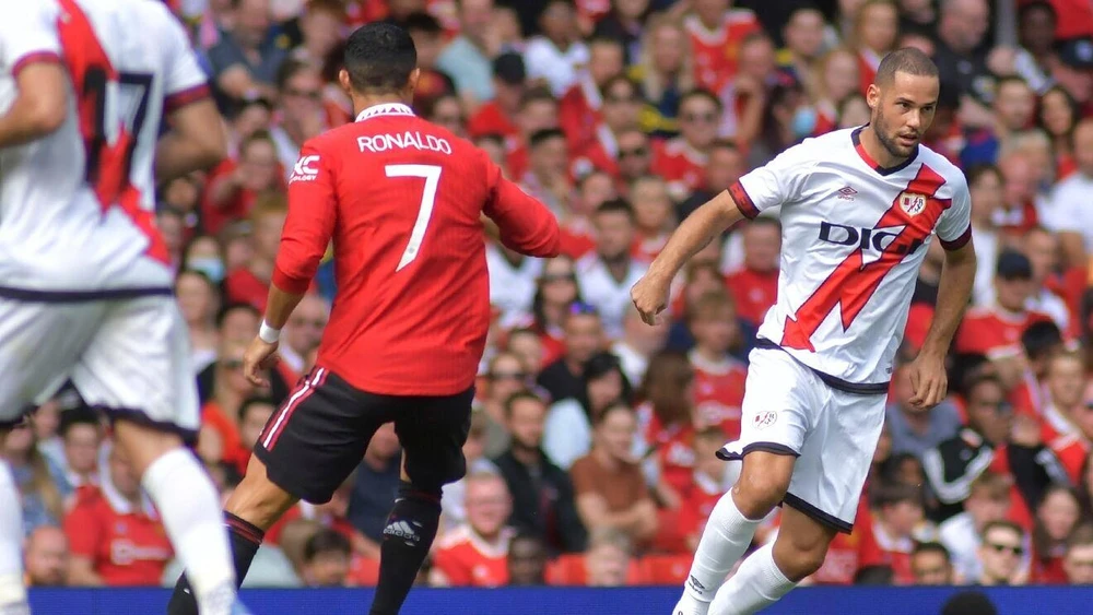 Không có gì bảo đảm Ronaldo ở lại Old Trafford sau vài tuần đầu tiên của mùa giải Premier League. Ảnh: CGI.