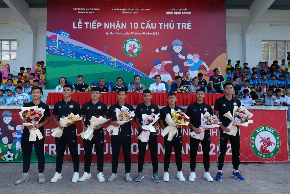 Thế hệ tương lai "cây nhà lá vườn" dưới sự huấn luyện của cựu tiền vệ nổi tiếng Phan Tôn Quyền của đội bóng đất Võ. Ảnh: ANH PHƯƠNG.