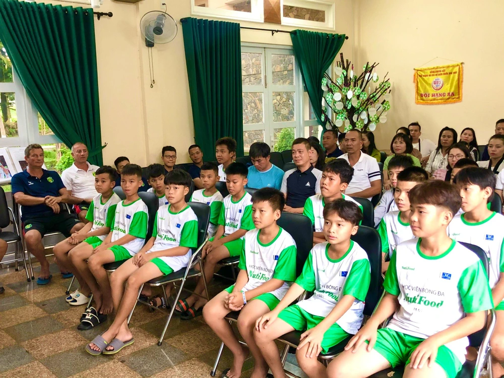 Các cầu thủ trẻ trong buổi khai giảng khóa 3 Học viện bóng đá Nutifood JMG.