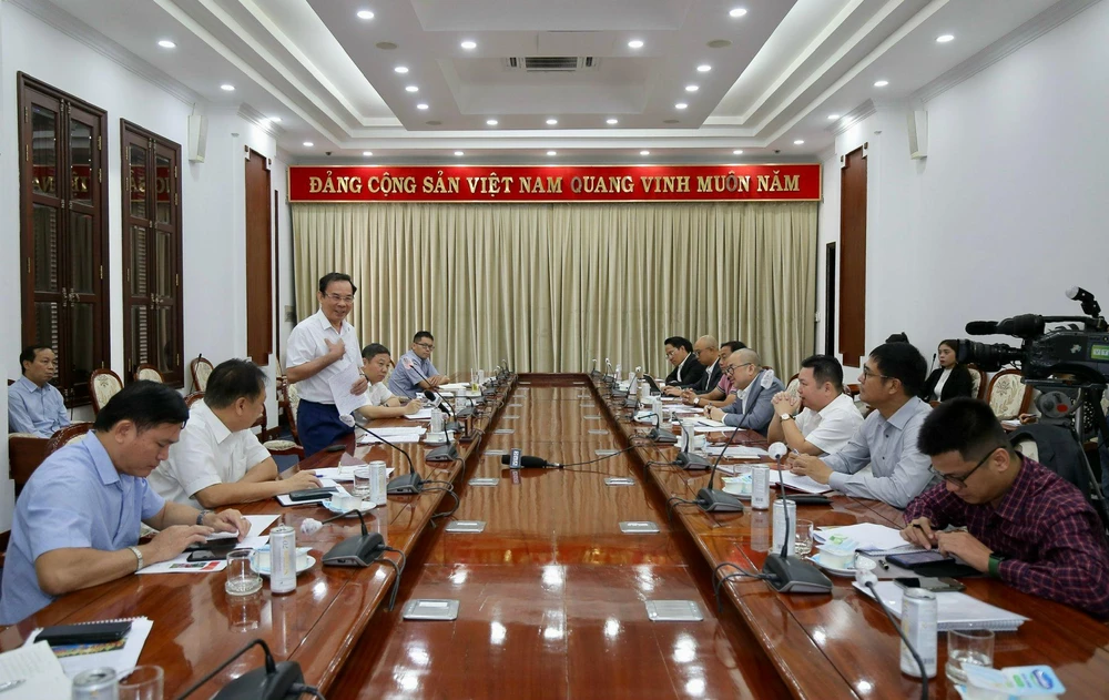 Bí thư Thành ủy Nguyễn Văn Nên chủ trì cuộc họp tìm giải pháp vực dậy hai đội bóng TP.HCM và Sài Gòn. Ảnh: ANH PHƯƠNG.