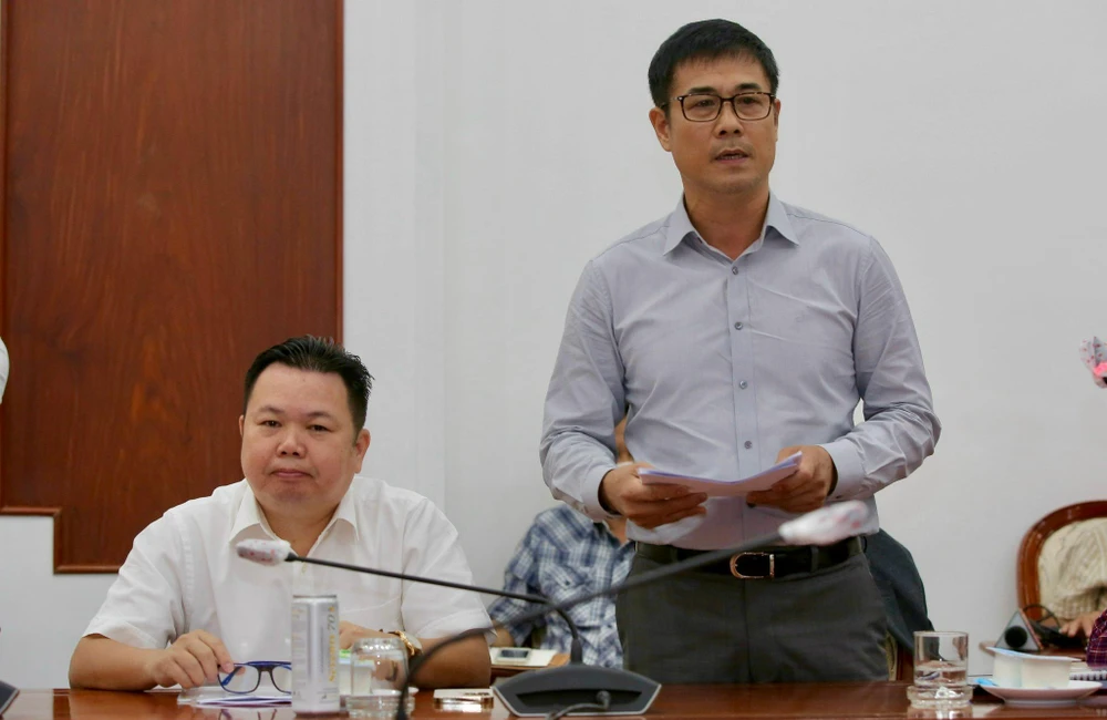 Chủ tịch CLB TP.HCM Nguyễn Hữu Thắng trình bày những khó khăn của đội bóng ở mùa V-League 2022. Ảnh: ANH PHƯƠNG.