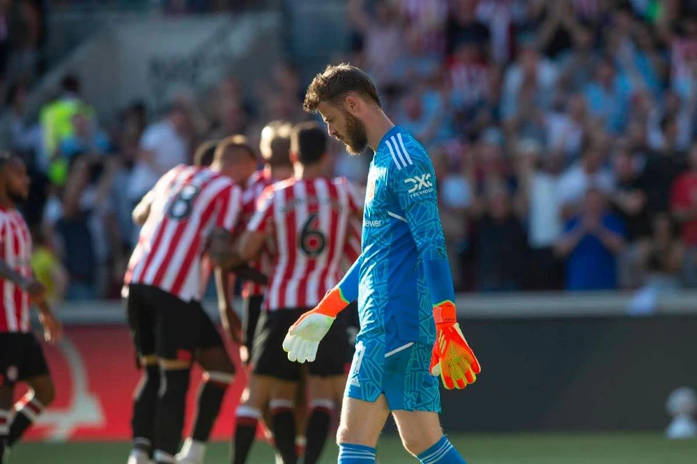 Thủ môn De Gea phạm những sai lầm không thể sửa trong trận thua nặng nề Brentford. Ảnh: CGI.