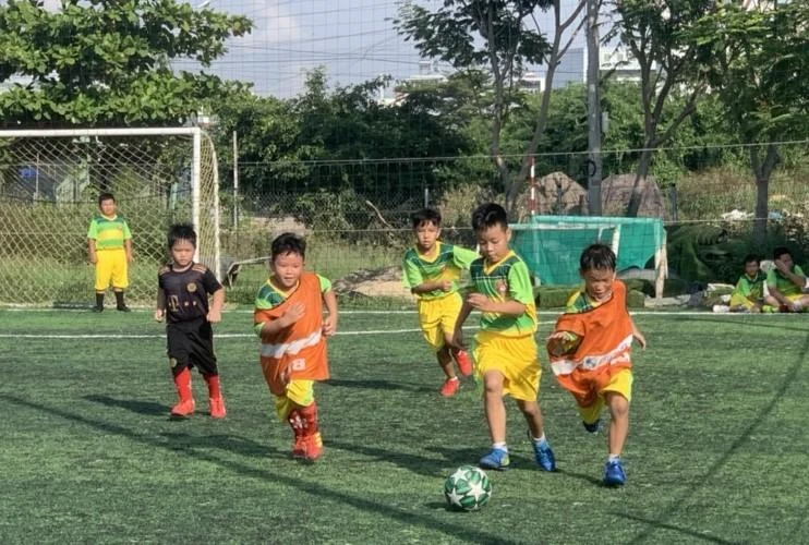 Nảy sinh ý tưởng tạo sân chơi bổ ích và tăng cường rèn luyện thể chất cho thanh, thiếu niên trong tỉnh nhà, Phương và Hiển thêm một pha phối hợp ăn ý khi mở lớp bóng đá cộng đồng ở phường Đống Đa.