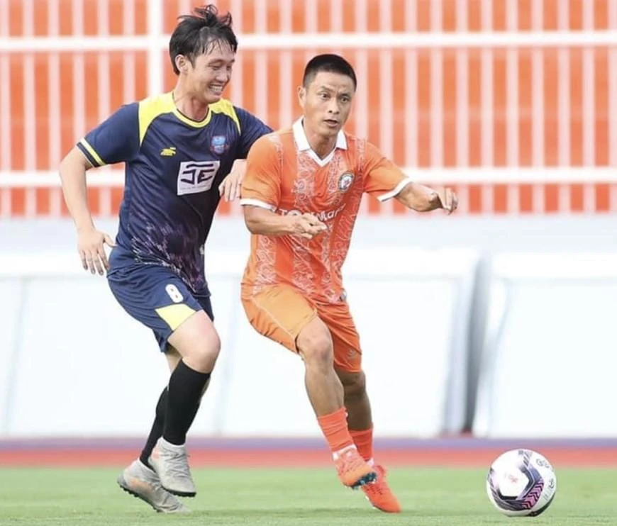 Tiền vệ Lê Thanh Phương ở lứa tuổi 40 vẫn hào hoa như một thời tung hoành sân cỏ bóng đá chuyên nghiệp.