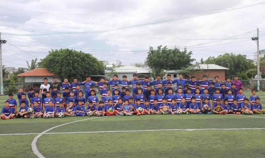 Lớp bóng đá cộng đồng của Lê Thanh Phương hấp dẫn đông đảo trẻ em Quy Nhơn tập luyện, đặc biệt kín chỗ trong những dịp hè về.