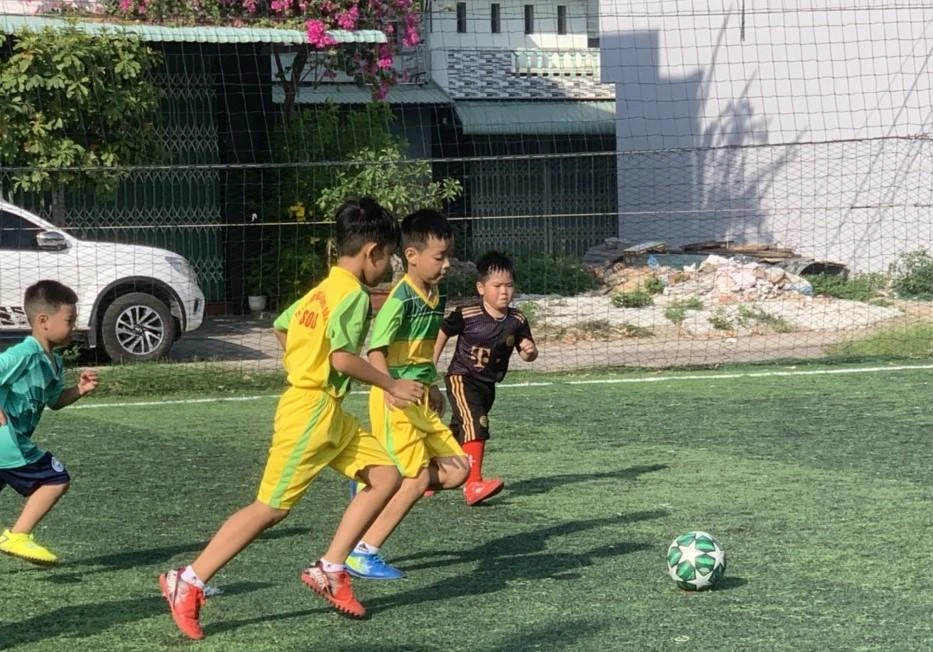 Niềm vui của Lê Thanh Phương là những buổi lên lớp và chứng kiến các em nhỏ chơi bóng ngày càng có nét.