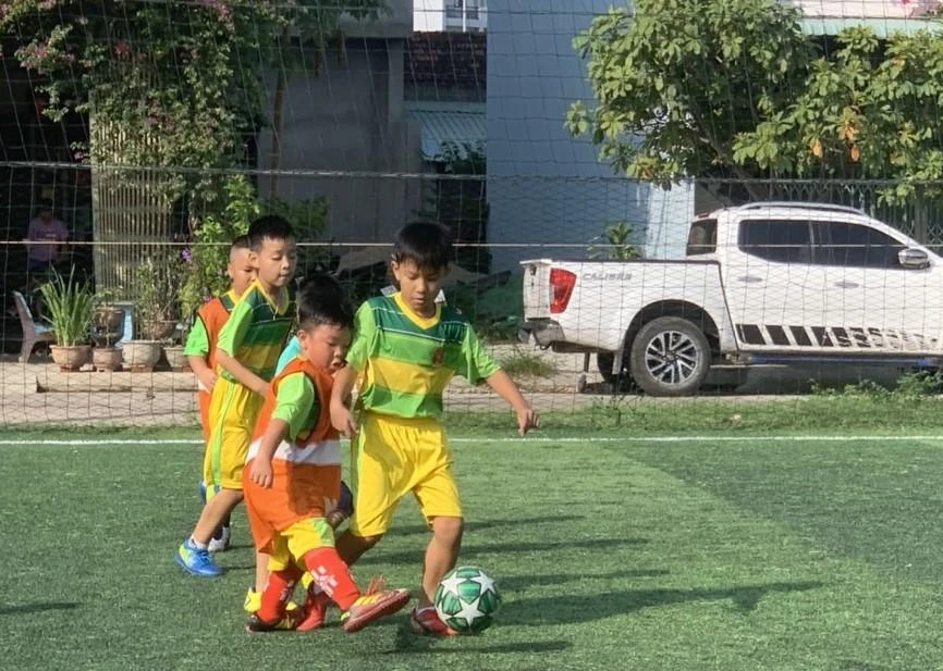 ... bất kể lứa tuổi, trình độ... đều thỏa sức vẫy vùng với những đường bóng thêu hoa dệt gấm.