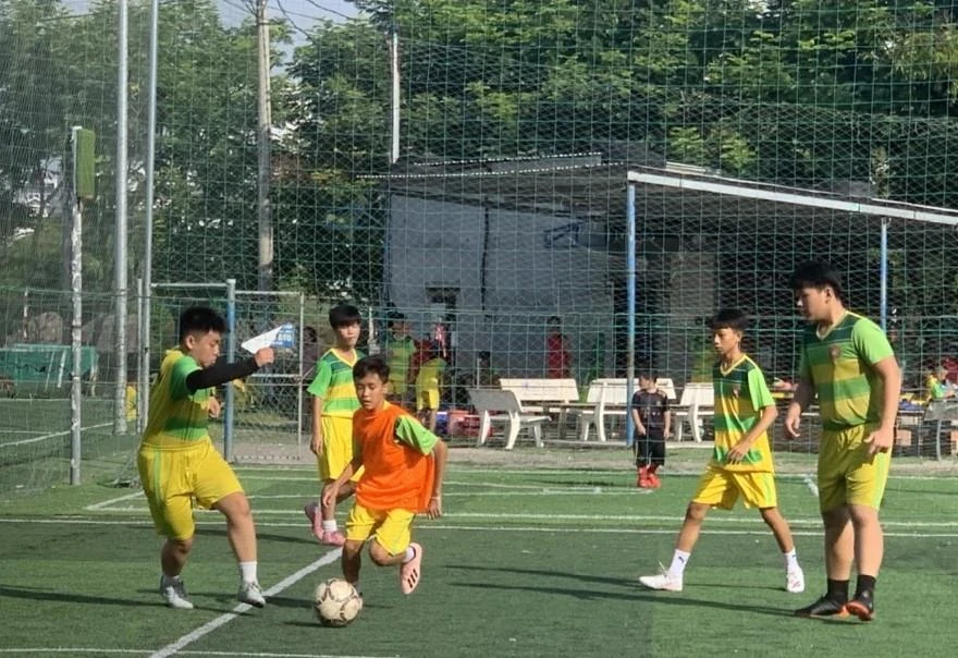 Mỗi trận đấu bóng là niềm hạnh phúc của các em nhỏ có niềm đam mê...