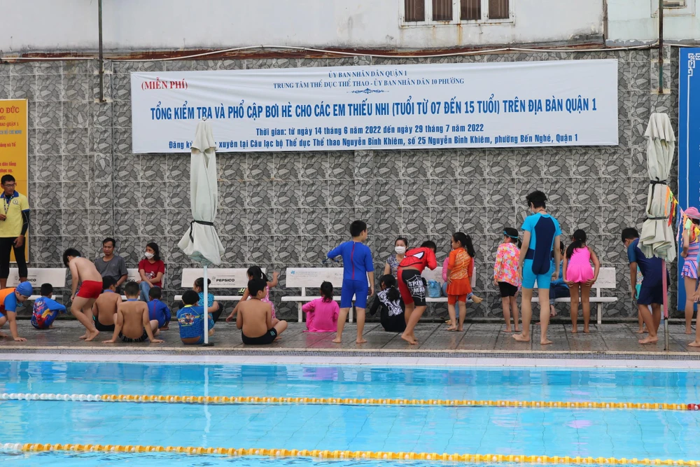 Trung tâm TDTT Quận 1 có những lớp phổ cập bơi cho các em thiếu nhi...