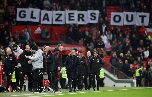 Nhà Glazer bị các cổ động viên phản đối vì quản lý MU yếu kém. Ảnh: CGI.