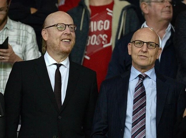 Gia đình Glazer sẽ xem xét bán một phần Man United. Ảnh: CGI.