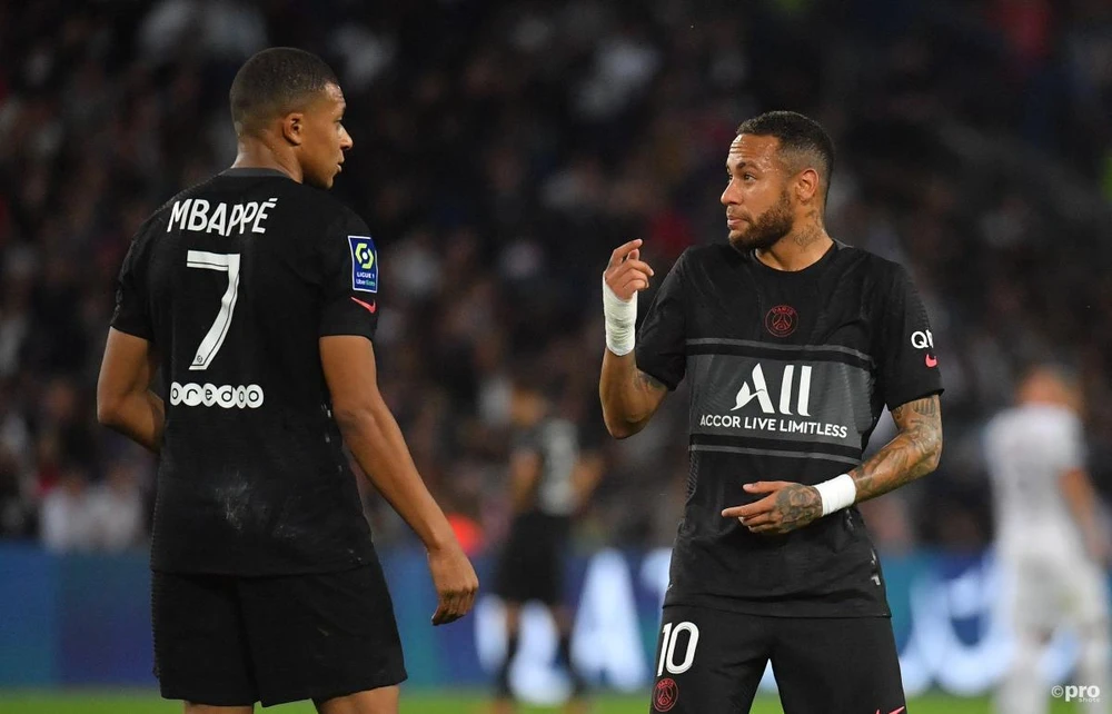 Mbappe không hài lòng về một số tình huống trên sân bóng với đàn anh Neymar. Ảnh: CGI.