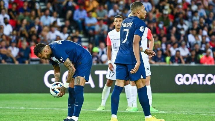 Mbappe hờn dỗi sau khi giành đá penalty bất thành. Ảnh: CGI.