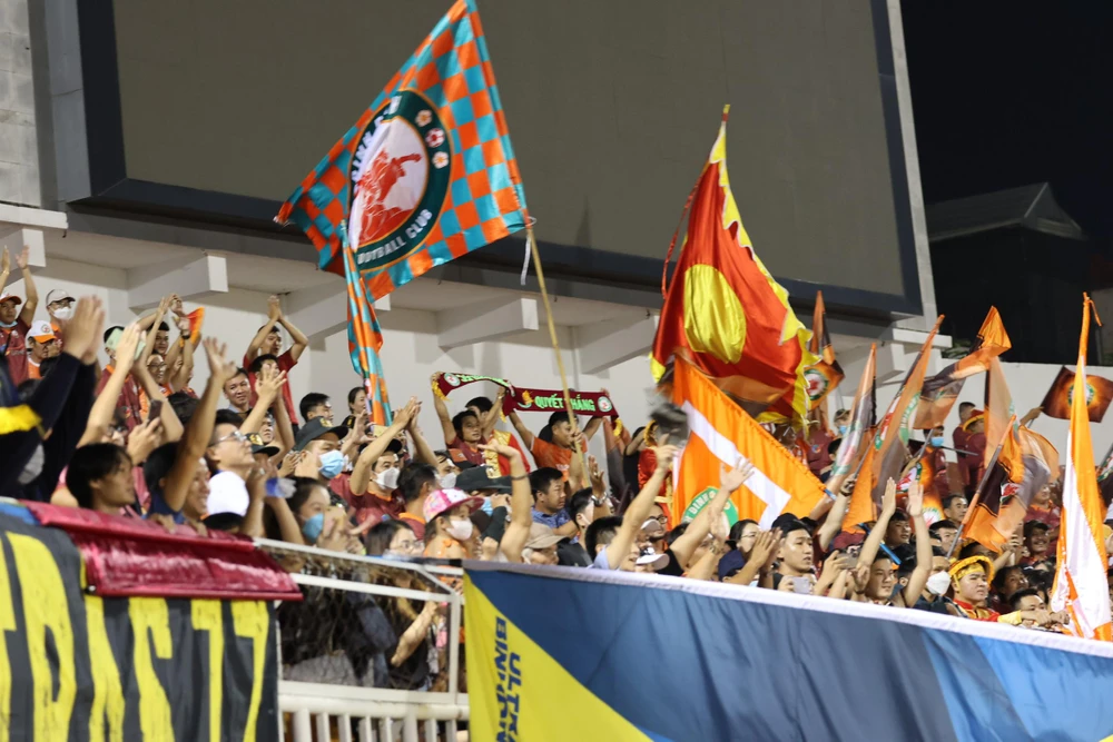 ... và rộn ràng ở sân Thống Nhất trong trận ngược dòng thắng CLB TP.HCM 2-1. Ảnh: ANH PHƯƠNG.