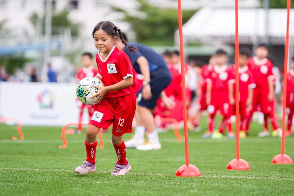 Cô nàng rất điệu nghệ tung tăng với quả bóng tròn...