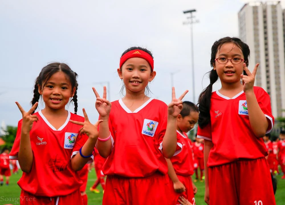 Sunny bé bỏng như một nữ tuyển thủ da màu rạng rỡ selfie rất chuyên nghiệp với các bạn học ở Trung tâm bóng đá VietGoal.