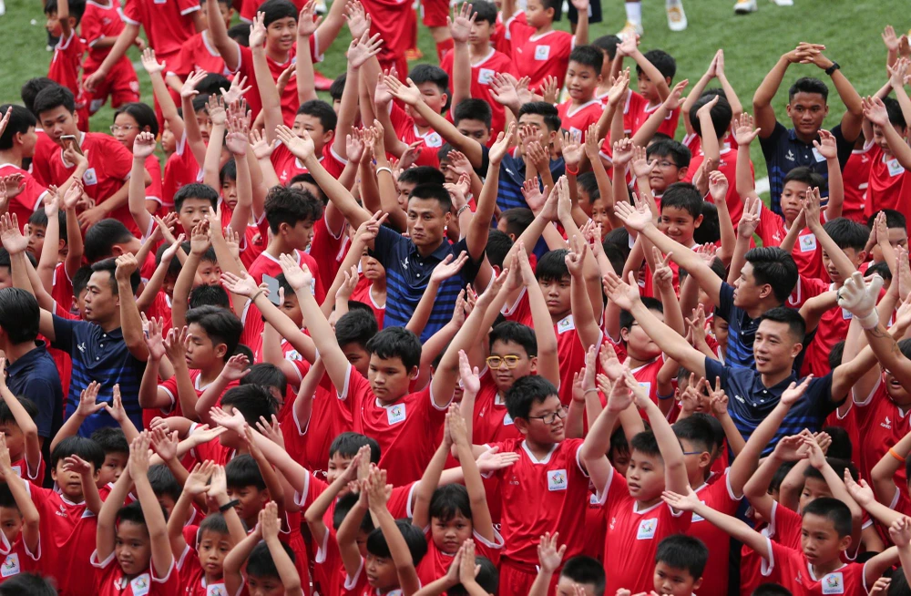 Các tuyển thủ Việt tận hưởng ngày hội bóng đá tuổi thơ và truyền lửa bóng đá với một cảm xúc yêu thương bất tận.