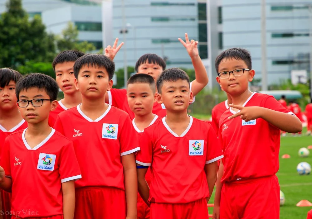 ... với sự đồng điệu và hòa nhập nhanh với bạn bè trong kỳ nghỉ hè được thỏa mãn niềm đam mê trên sân bóng.