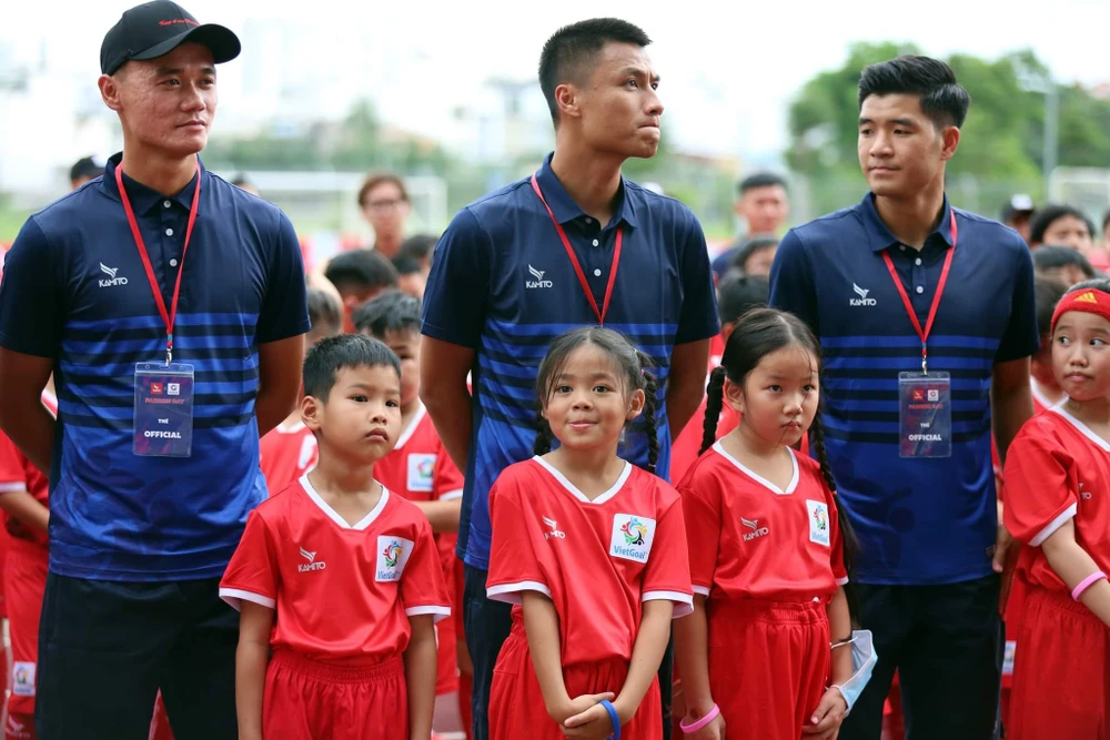 ... cùng sự hồi hộp của Mạc Hồng Quân, Hà Đức Chinh trong khi nữ cầu thủ Sunny và đồng đội rất thoải mái.