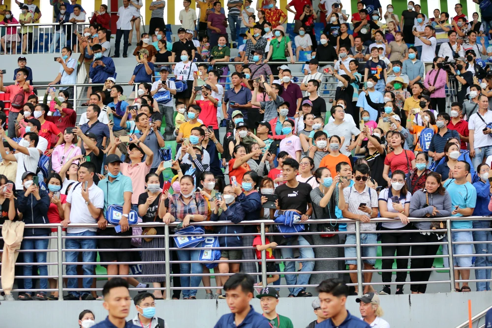 Đông đảo phụ huynh đến sân Gia Định hòa chung niềm vui với con em mình.