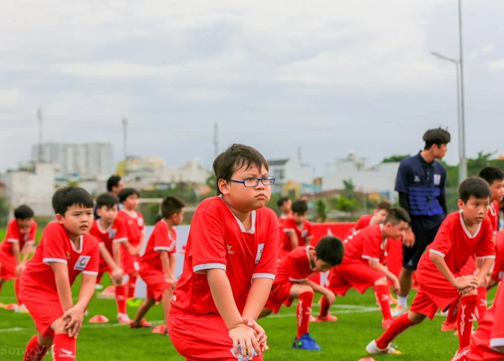Bạn nhỏ Hàn Lam có biệt danh "Teppy siêu quậy" hào hứng khởi động chuẩn bị cho cuộc so tài có một không hai với các chú tuyển thủ Việt Nam.