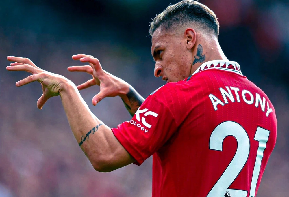 Tân binh Antony ăn mừng bàn thắng đầu tiên cho Man United với tư thế của một con hổ đang vồ mồi. Ảnh: CGI.