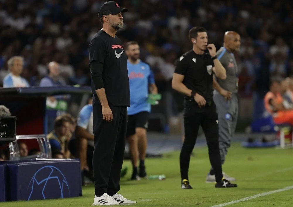 HLV Klopp đứng như trời trồng chứng kiến các học trò thua đau ở trận khai màn vòng bảng Champions League. Ảnh: CGI.
