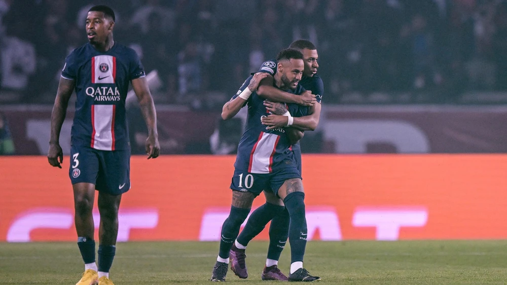 Neymar và Mbappe cùng nhau ăn mừng bàn thắng nhưng giữa họ vẫn có một hố sâu ngăn cách. Ảnh: CGI.