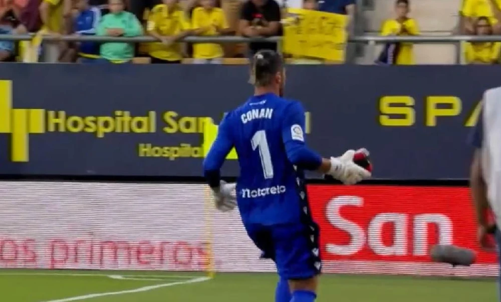 Thủ môn Conan Ledesma nhanh chóng tung máy khử rung tim lên khán đài giúp cấp cứu một cổ động viên. Ảnh: CGI.